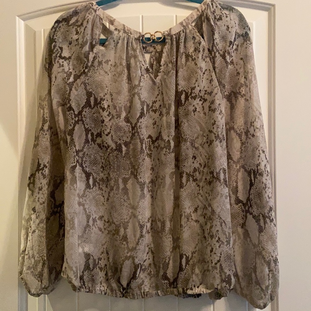 Tan alligator print blouse, Jennifer Lopez